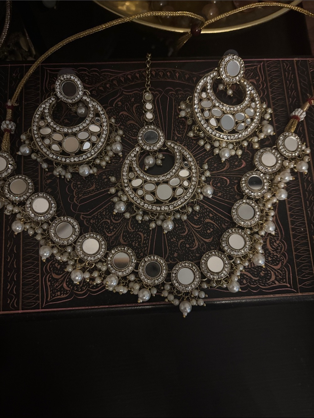 Traditional White and Gold Mirror Stone Necklace Set